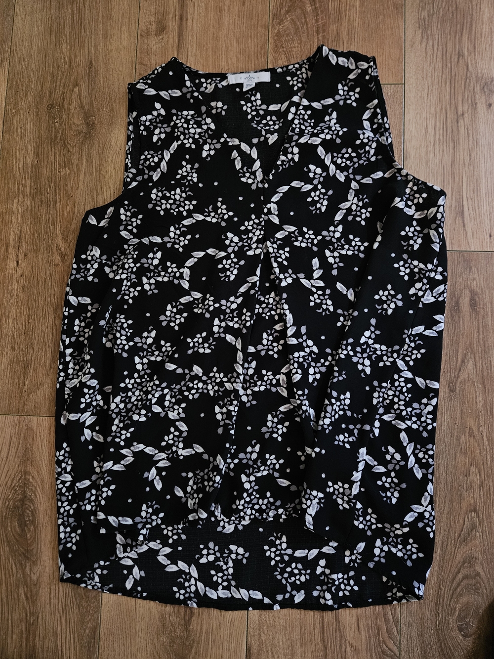 Fever Black and White Floral V-Neck Sleeveless Camisole